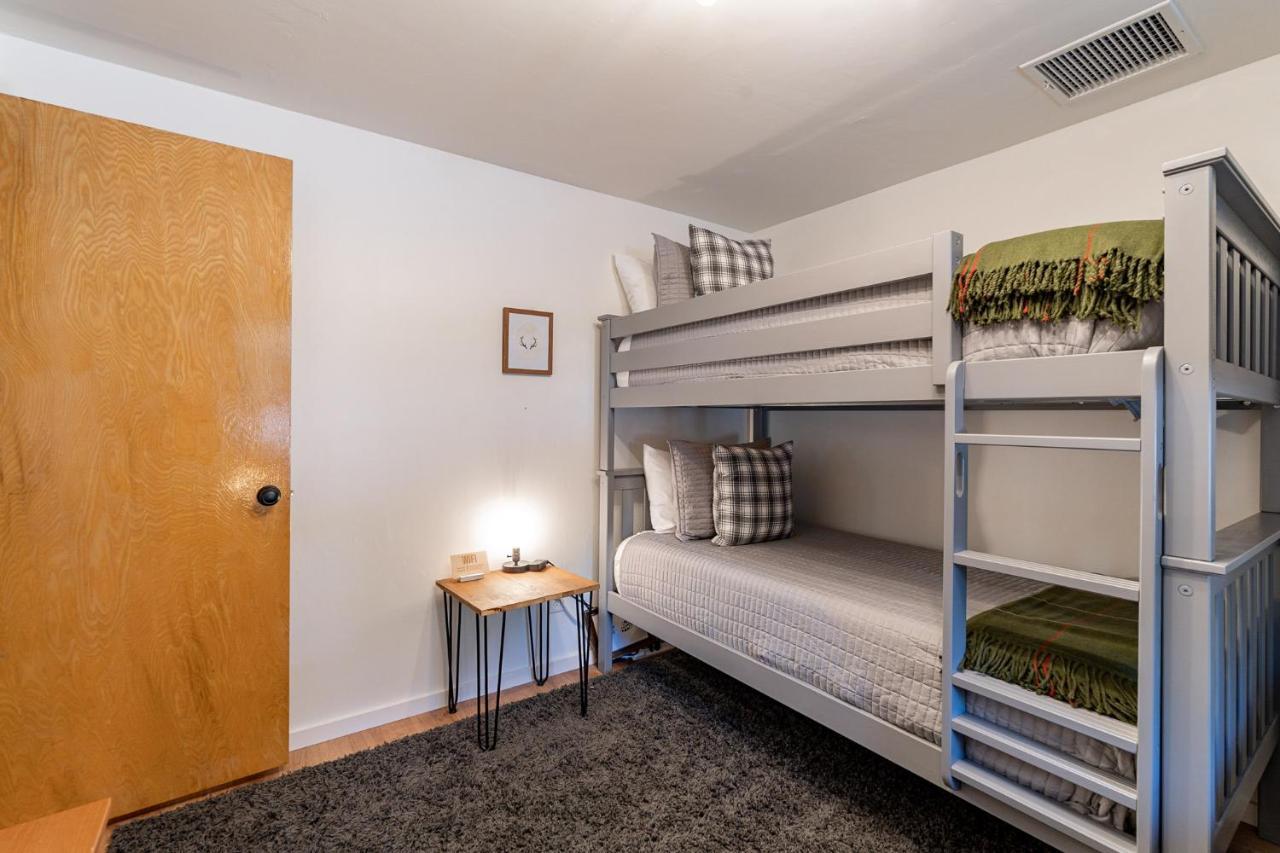 The Pine House - Cozy Mid-Century Modern, Pet-Friendlyヴィラ エクステリア 写真
